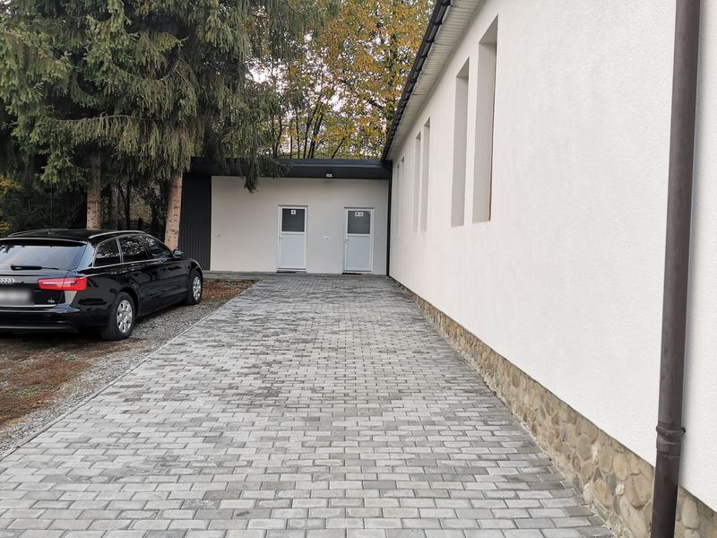 Aleea de lângă biserică
