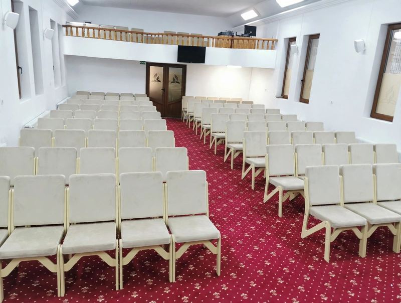 Sala de cult văzută dinspre amvon